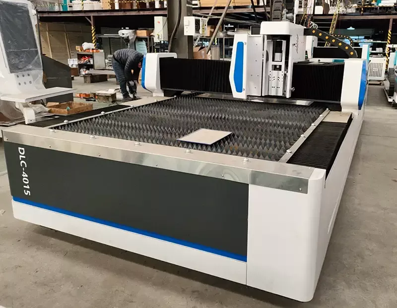 Оптоволоконный станок для лазерной резки металла X-Lase Y-4015-E1 (1500/2000/3000 Вт)